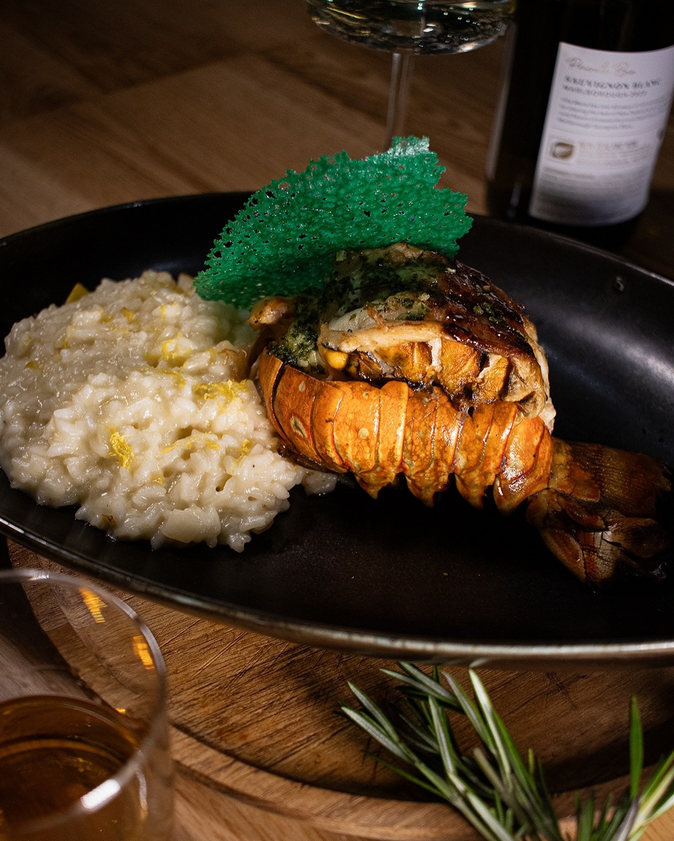 Gastronomia premium com prato sofisticado e vinho